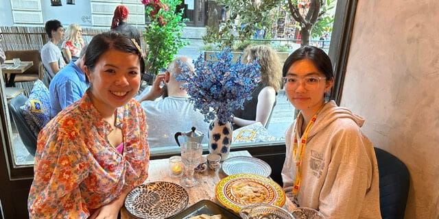 Polly 導師與成功入讀LSE經濟學學士的香港學生合照 - Polly Oxford名校申請指導